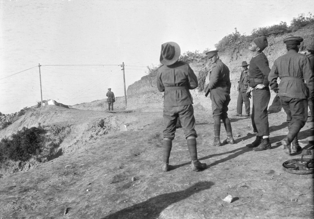 To prevent the Turks noticing the emptiness of the roads, fatigues were put on with instructions to lounge about and smoke. 17 December 1915